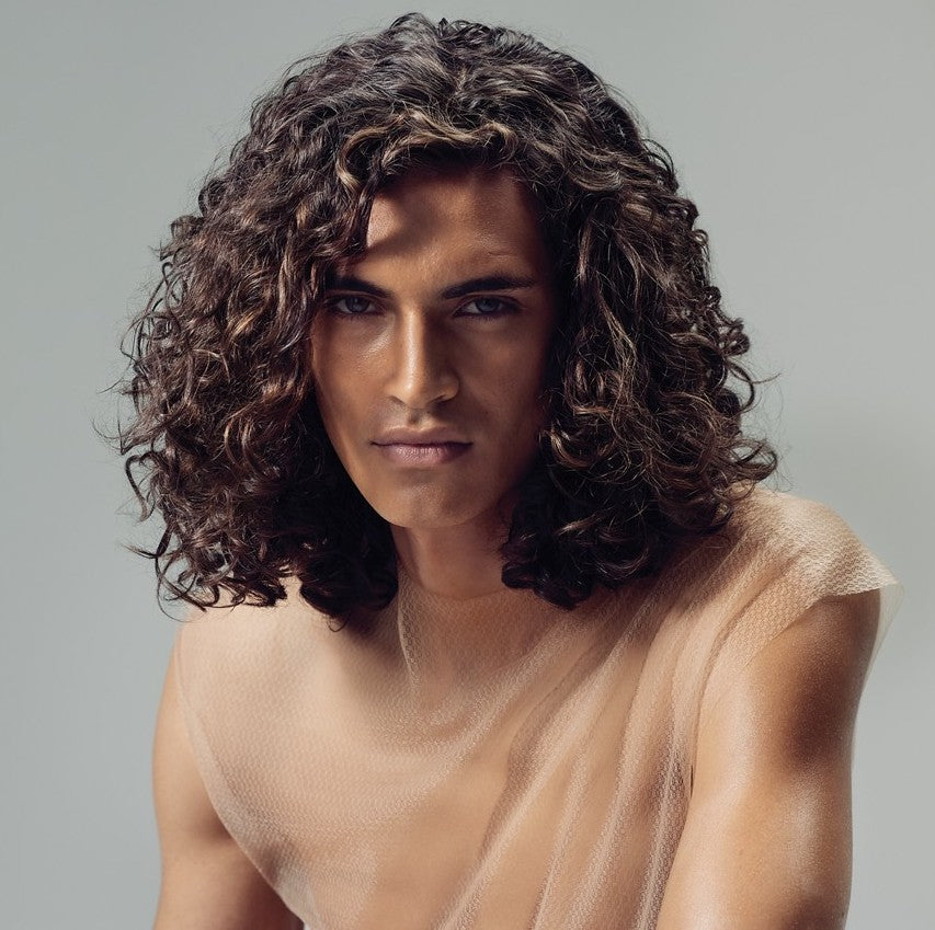 Plejende hårspray med UV-beskyttelse og aloe vera. Extra-Body Firm Finishing Spray giver glans.