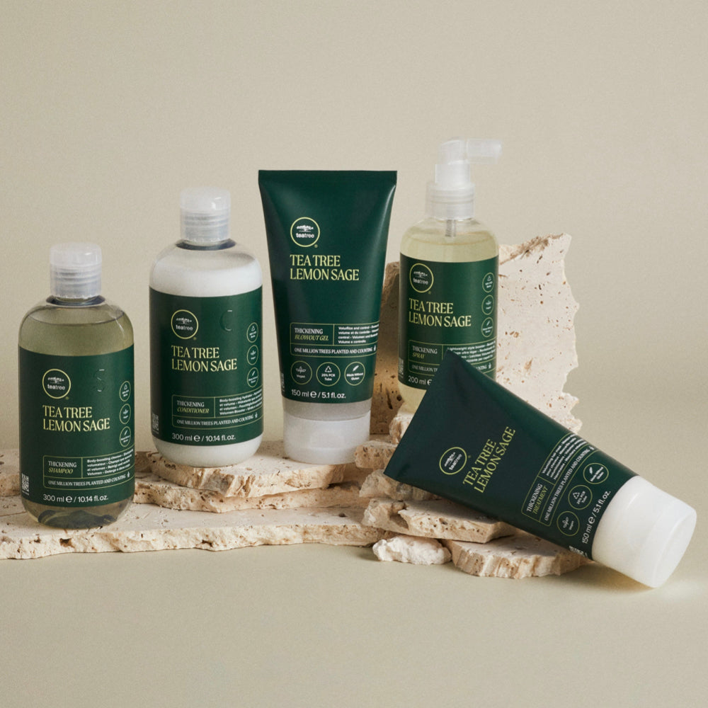 En unik formel med vandliljerod, der giver naturlig volumen og reducerer krus, mens håret forbliver let og luftigt.