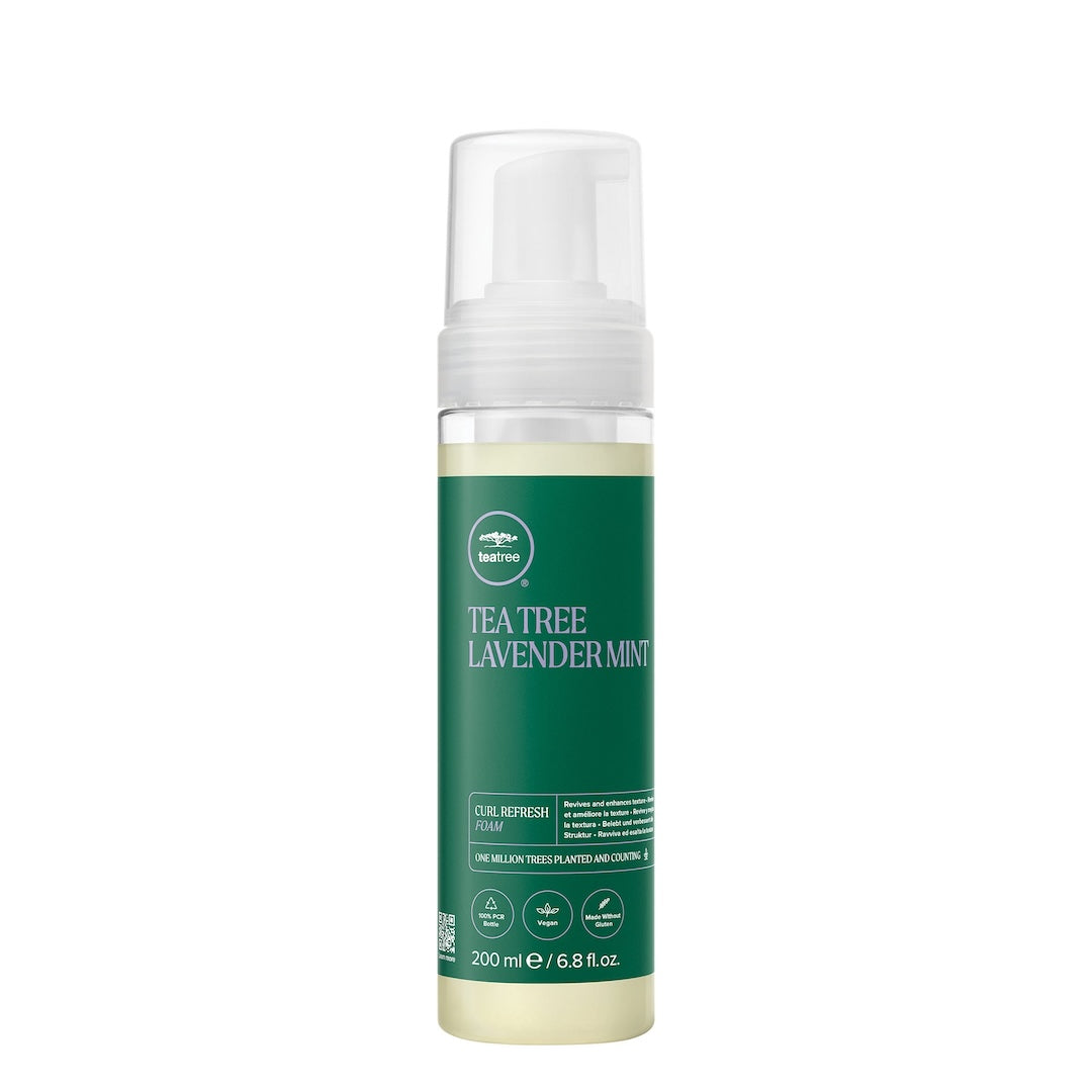 Let skum, der giver kontrol og definition uden at tynge. Det reducerer frizz for et naturligt look.