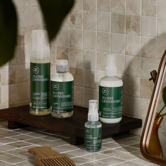 Med monoi, pequi og jojoba, der plejer i dybden, reducerer frizz og bevarer hårets fugtbalance.