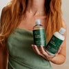 Formuleret med panthenol, der styrker hvert enkelt hårstrå, mens tea tree-olie opfrisker og renser.