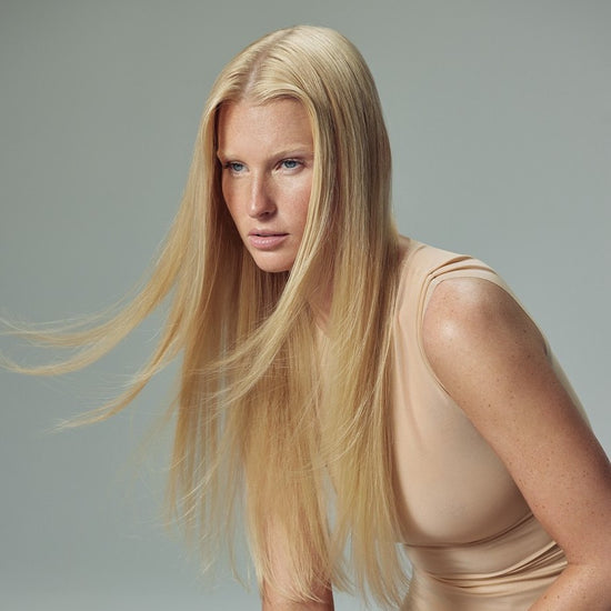 Hurtigtørrende hårlak med stærkt hold. Extra-Body Firm Finishing Spray sikrer styling hele dagen.