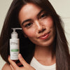 Gloss Drops Shine Serum er en let stylingolie, der tæmmer flyvsk hår.